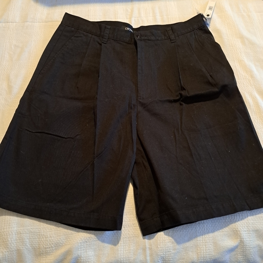 DKNY men's size 36 black pleated front shorts. New